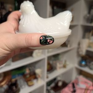 4" Hazel Atlas Hen On A Nest